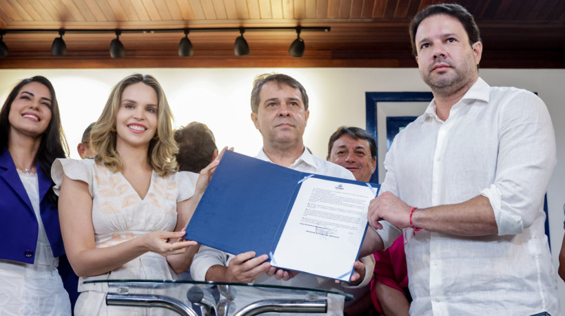 FORTALEZA, CEARÁ, BRASIL, 02-01-2024: Prefeito Evandro Leitão junto com sua Vice Gabriella Aguiar, o Presidente da Câmara Léo Couto e alguns vereadores de apoio no Paço Municiapal envia projeto para acabar com Taxa do Lixo. (Foto: Samuel Setubal/ O Povo)