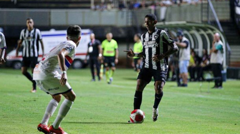 Alvinegro marca com João Pedro, mas juiz não confirma gol que passou da linha, no entanto, vence com gols de Kaíque Ferreira e Zappelini