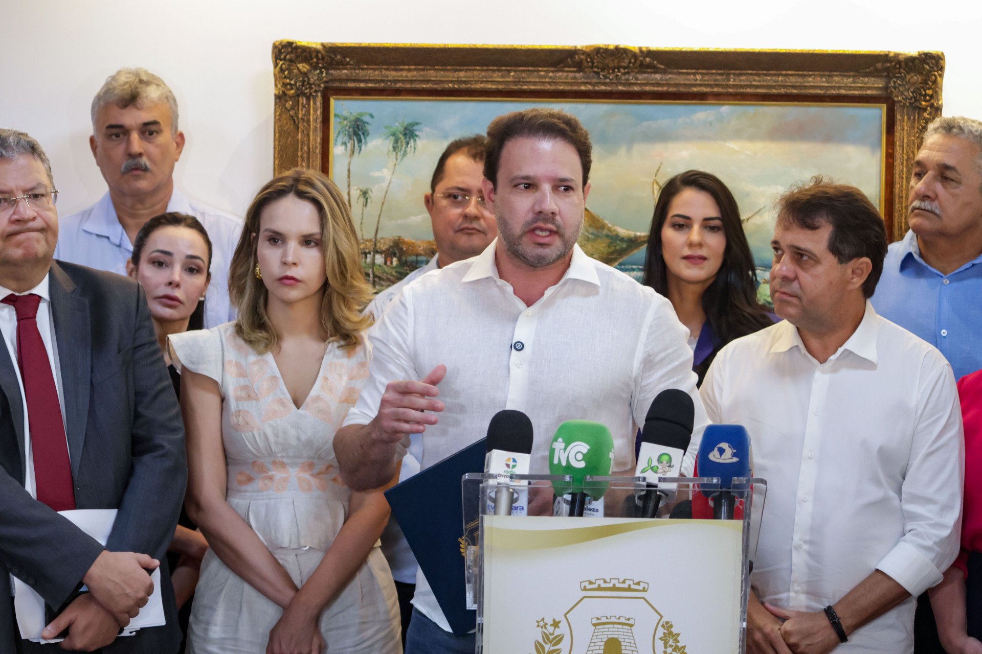 Vereador Leo Couto, presidente da Câmara Municipal, entre o prefeito Evandro Leitão e a vice Gabriella Aguiar (Foto: Samuel Setubal)