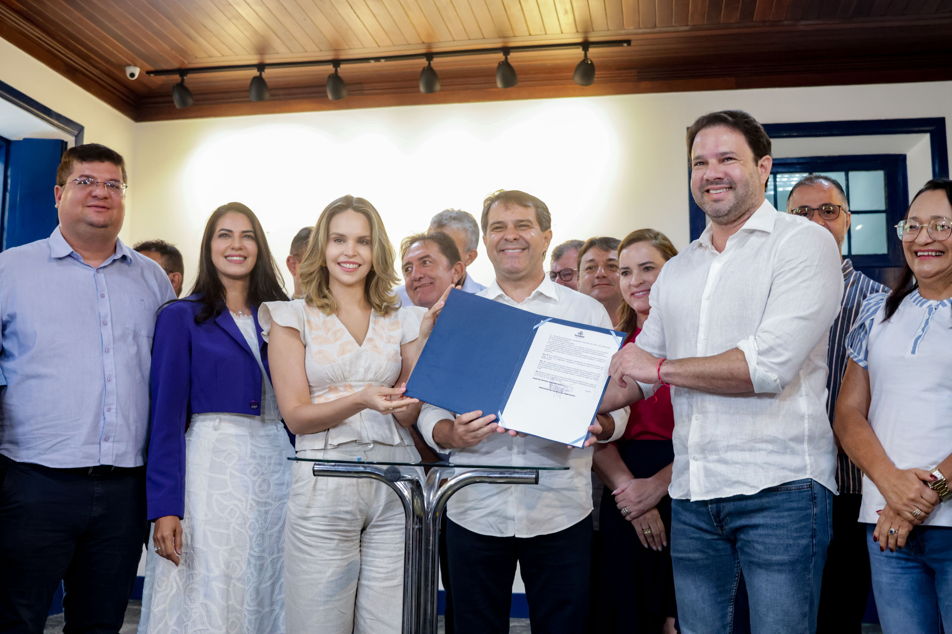 ￼EVANDRO Leitão, com a vice Gabriella Aguiar, entrega projeto para extinguir a Taxa do Lixo ao presidente da Câmara, Léo Couto (Foto: Samuel Setubal)