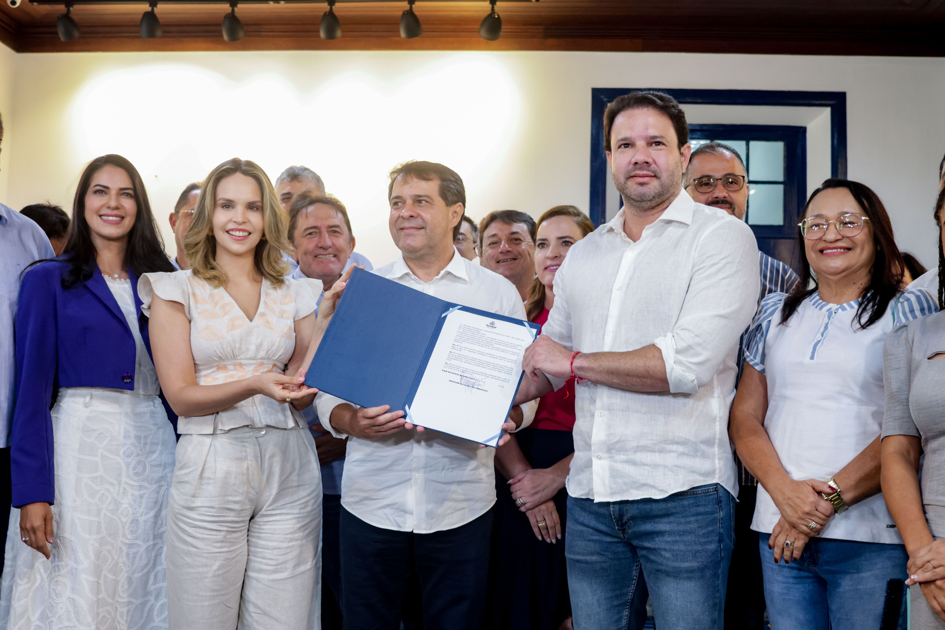 Prefeito Evandro Leitão, a vice Gabriella Aguiar, o presidente da Câmara Léo Couto e vereadores na entrega do projeto que extingue Taxa do Lixo
 (Foto: Samuel Setubal)