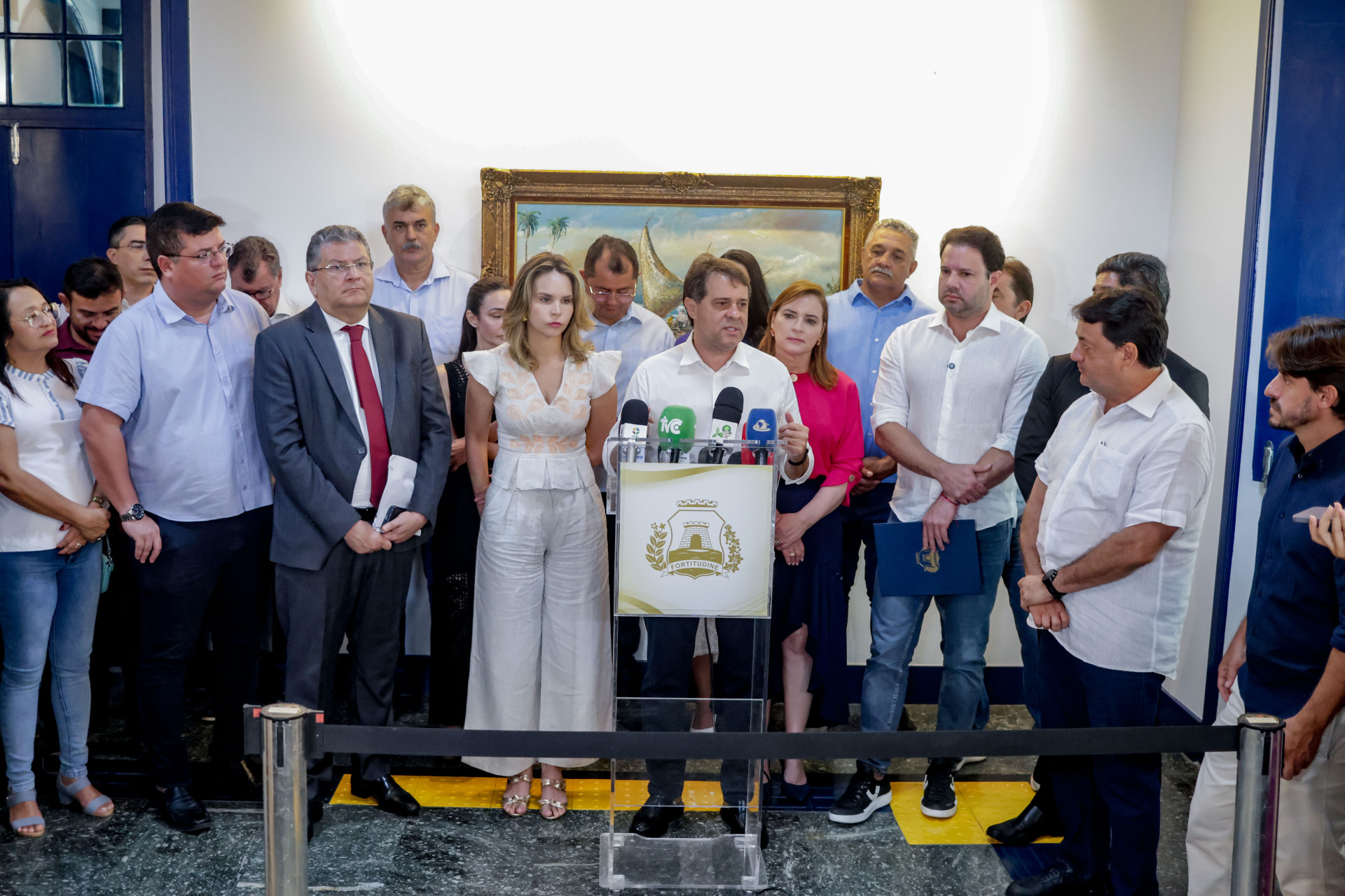 Prefeito Evandro Leitão e a vice Gabriella Aguiar, na Câmara Municipal   (Foto: Samuel Setubal)