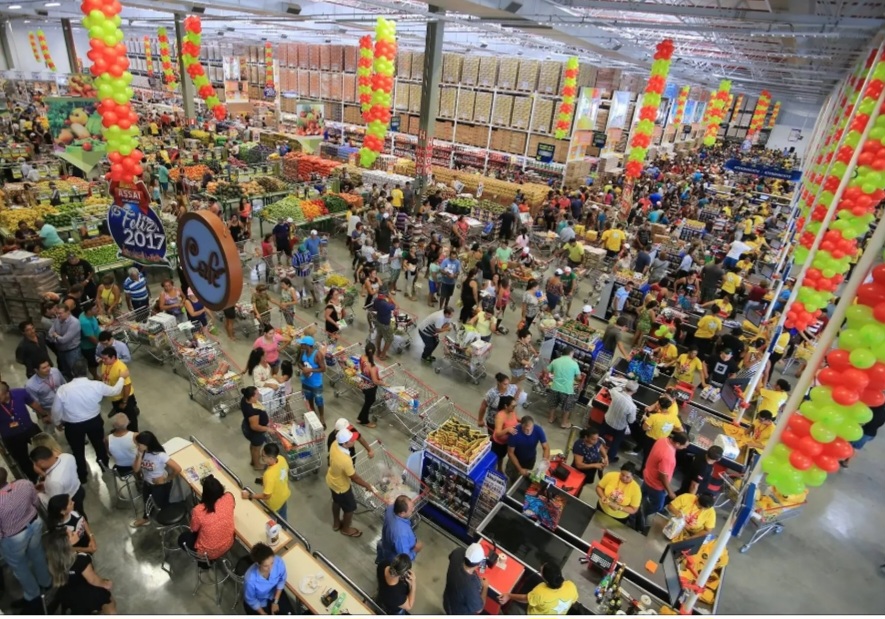 Os supermercados desempenham um papel essencial na vida cotidiana, sendo centros de abastecimento e conveniência para milhões de brasileiros. Esses estabelecimentos, que surgiram no país na década de 1940, evoluíram significativamente ao longo dos anos, refletindo mudanças econômicas, sociais e culturais. 