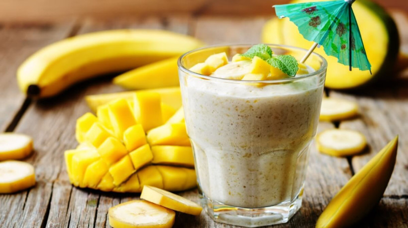 Bebida revitalizante de banana e manga (Imagem: Nataliya Arzamasova |Shutterstock)