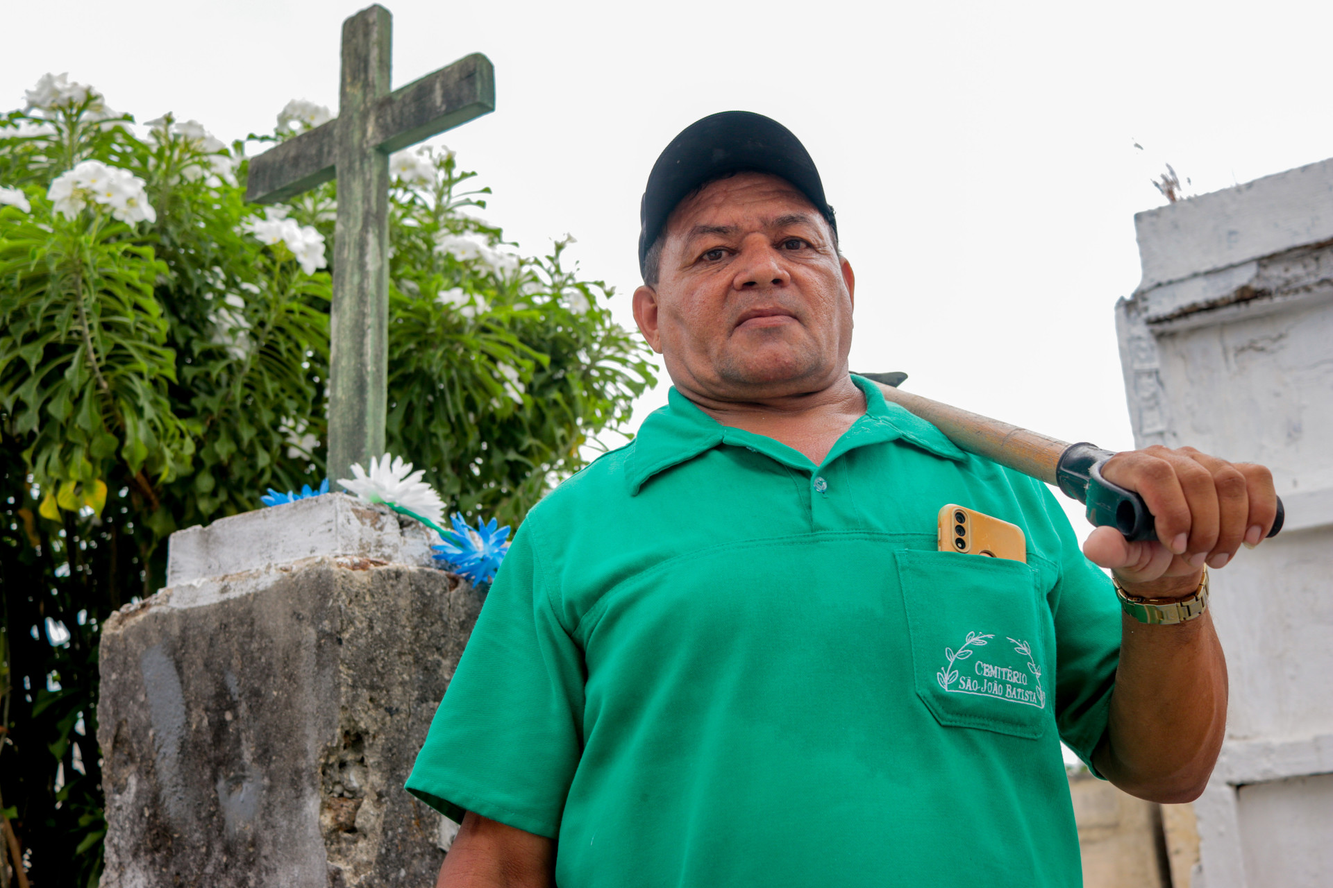 ￼FRANCISCO Valdez está há 25 anos a sepultar gente (Foto: Samuel Setubal)