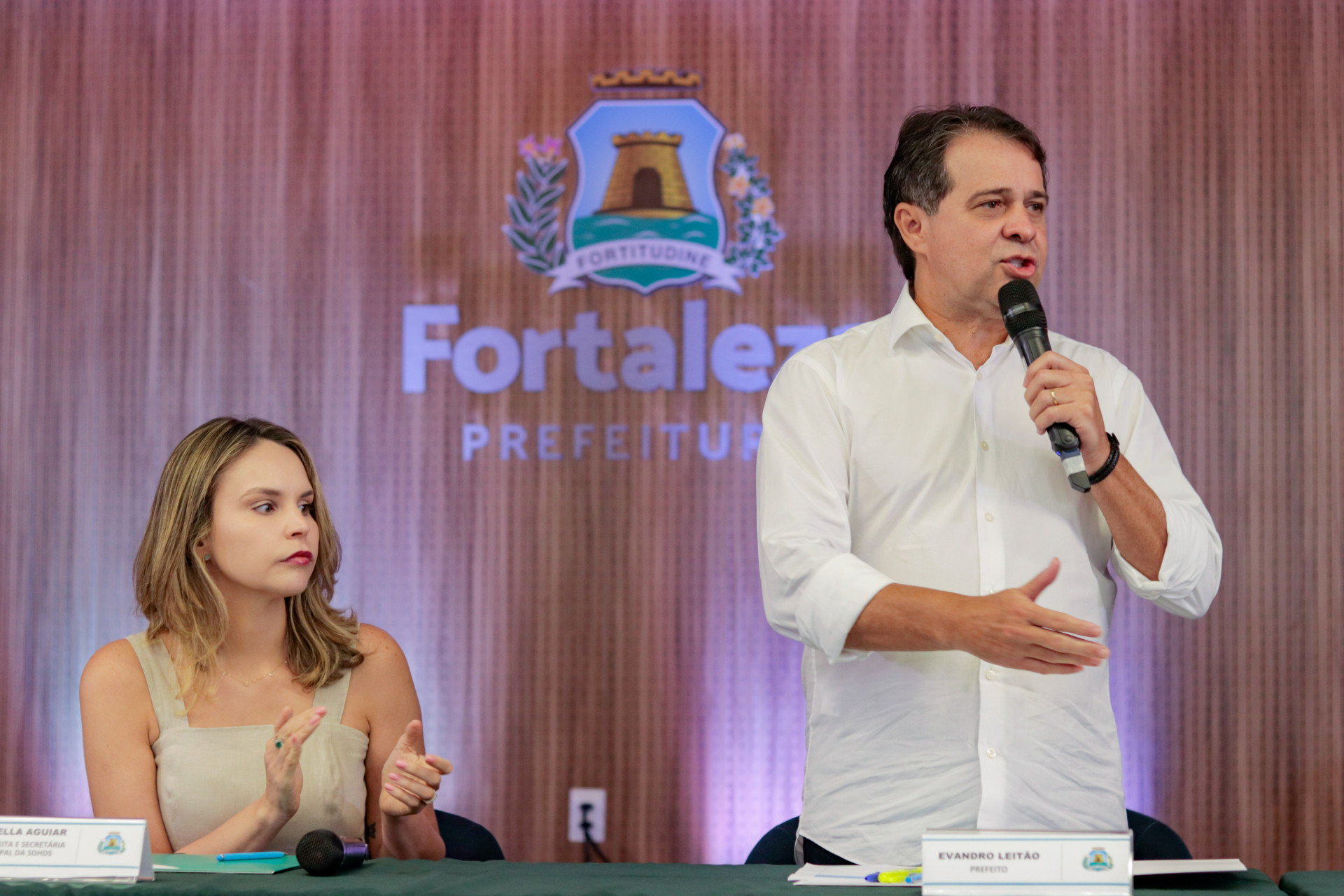 ￼EVANDRO e a vice Gabriella Aguiar em primeira reunião de secretariado (Foto: Samuel Setubal)