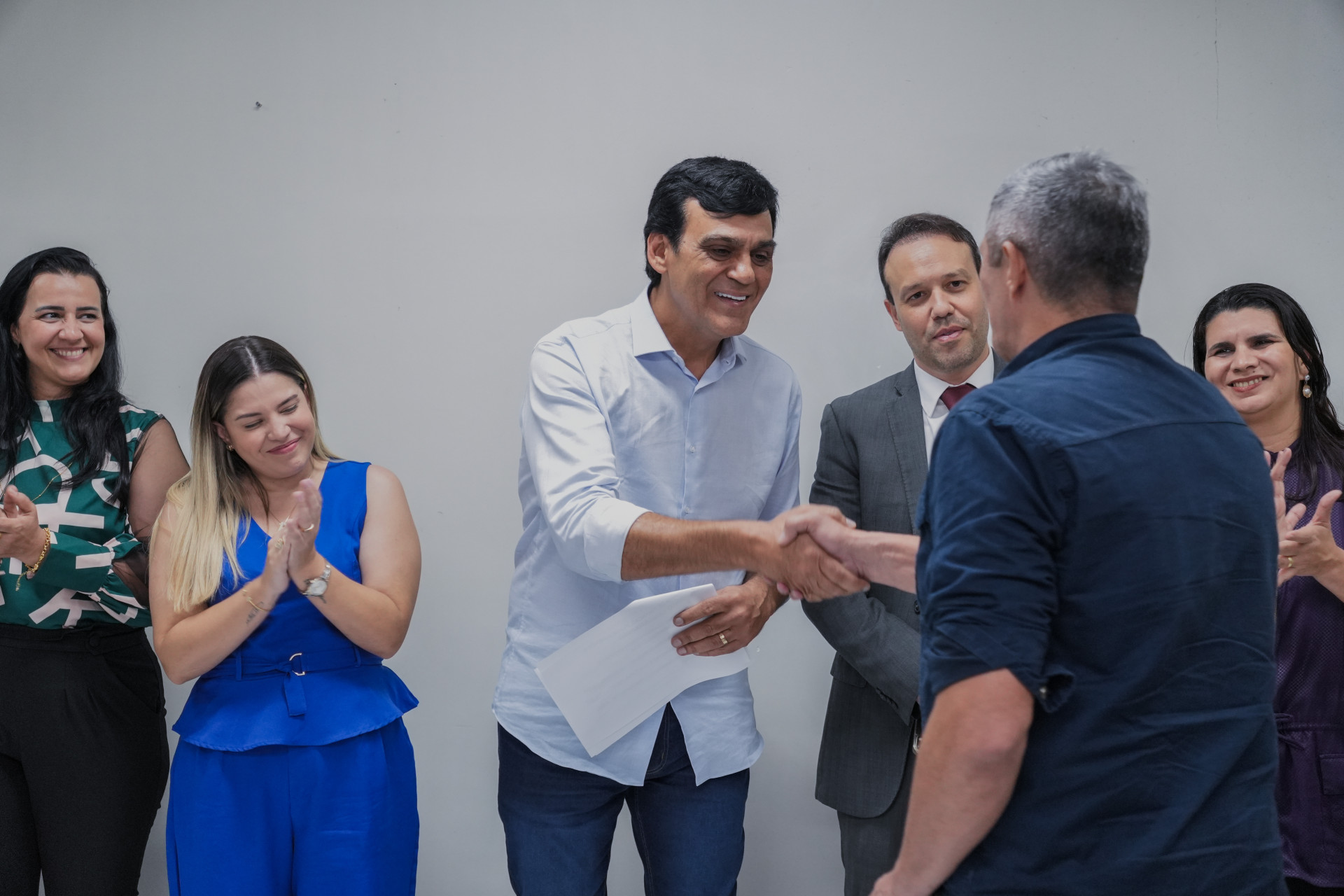 ￼NAUMI cumprimenta Coronel Aginaldo, que foi adversário na eleição e se tornou secretário da Segurança (Foto: FERNANDA BARROS)