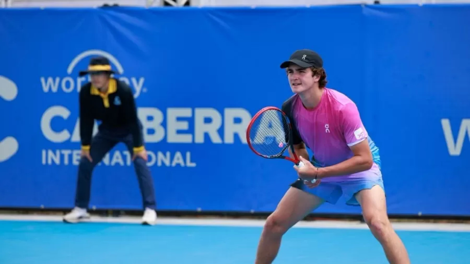 João Fonseca foi campeão em Camberra com uma camisa rosa e preta, com detalhes brancos (Foto: Reprodução/Instagram/ATP/Challenger Tour)