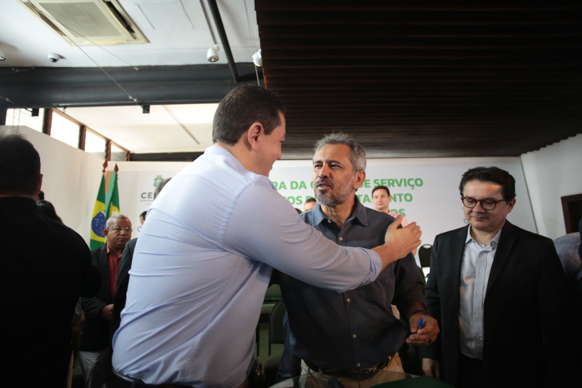 ￼GLÊDSON Bezerra, prefeito de Juazeiro do Norte, cumprimenta o governador Elmano de Freitas (Foto: FÁBIO LIMA)