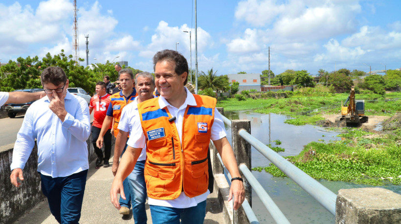  Prefeito Evandro Leitão acompanha obras de limpeza em canais de Fortaleza