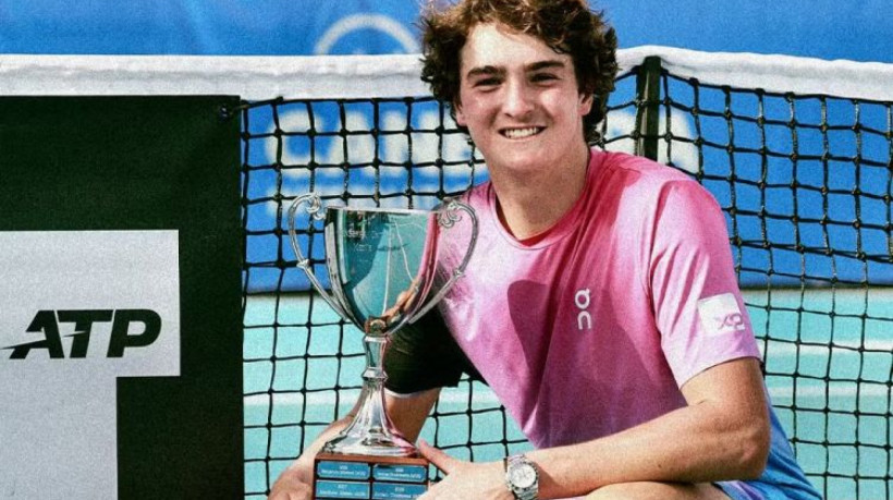 João Fonseca posa com troféu do Challenger 125 de Camberra