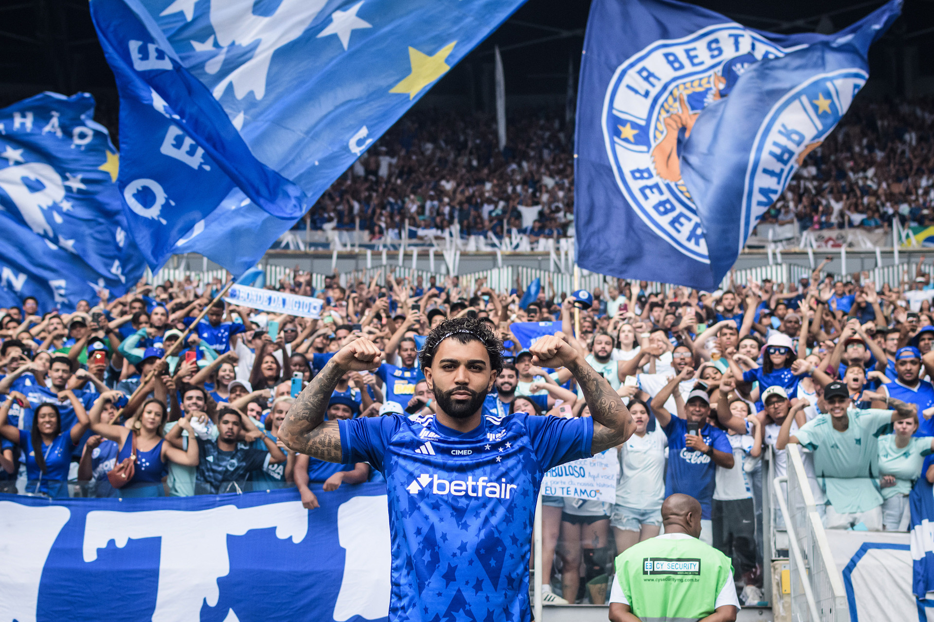 Gabriel Barbosa, o Gabigol, foi apresentado neste sábado (4/1) aos torcedores do Cruzeiro, no Mineirão (Foto: Gustavo Aleixo / Cruzeiro)