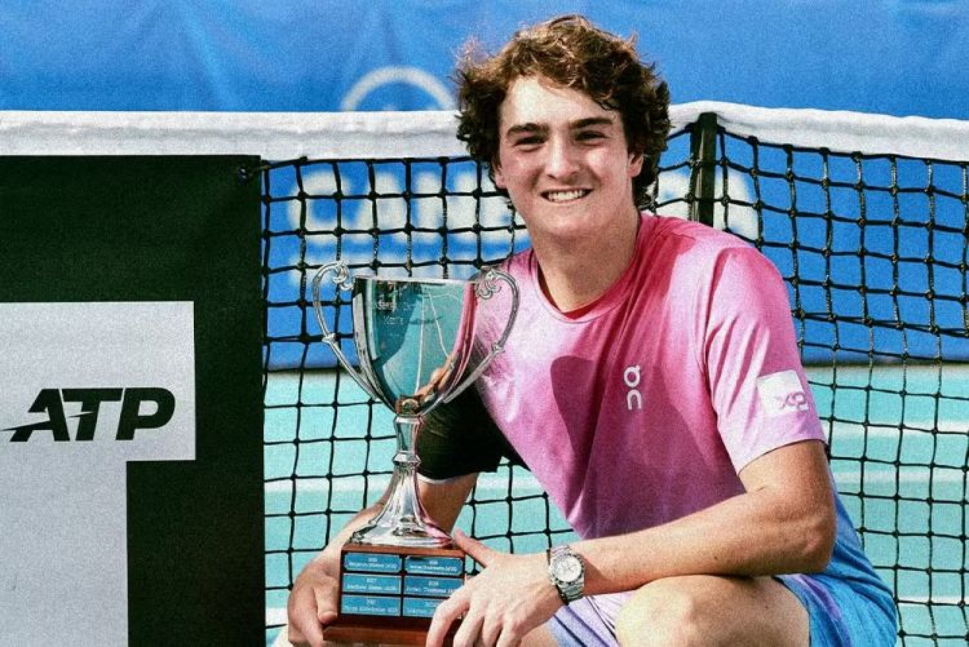 João Fonseca posa com troféu do Challenger 125 de Camberra (Foto: REPRODUÇÃO/X)