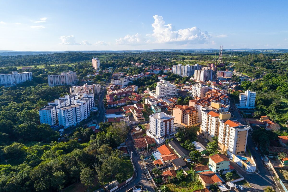 O Censo Demográfico do IBGE - Instituto Brasileiro de Geografia e Estatística - mostra que existem cidades no Brasil que curiosamente possuem mais imóveis do que habitantes. 