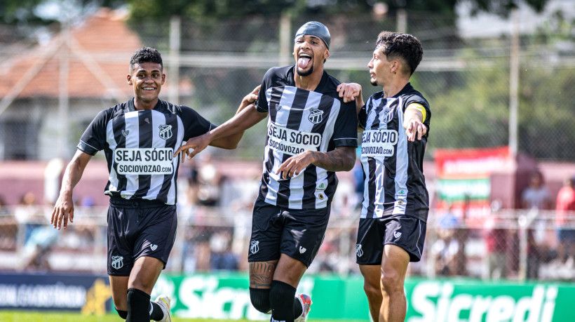 Kaique (de touca) marcou um dos gols da vitória do Ceará na estreia na Copinha 