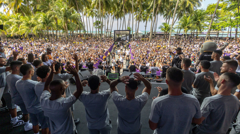 A torcida do Ceará esteve presente em peso e cantou o hino do clube e músicas de arquibancada junto ao elenco principal