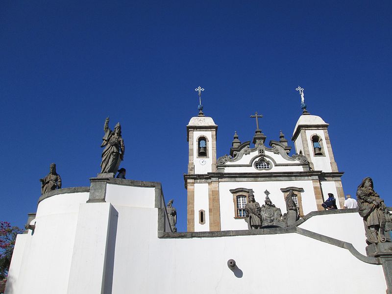 Uma das principais características desse estilo artístico são as igrejas monumentais, com ornamentos e formas grandiosas.