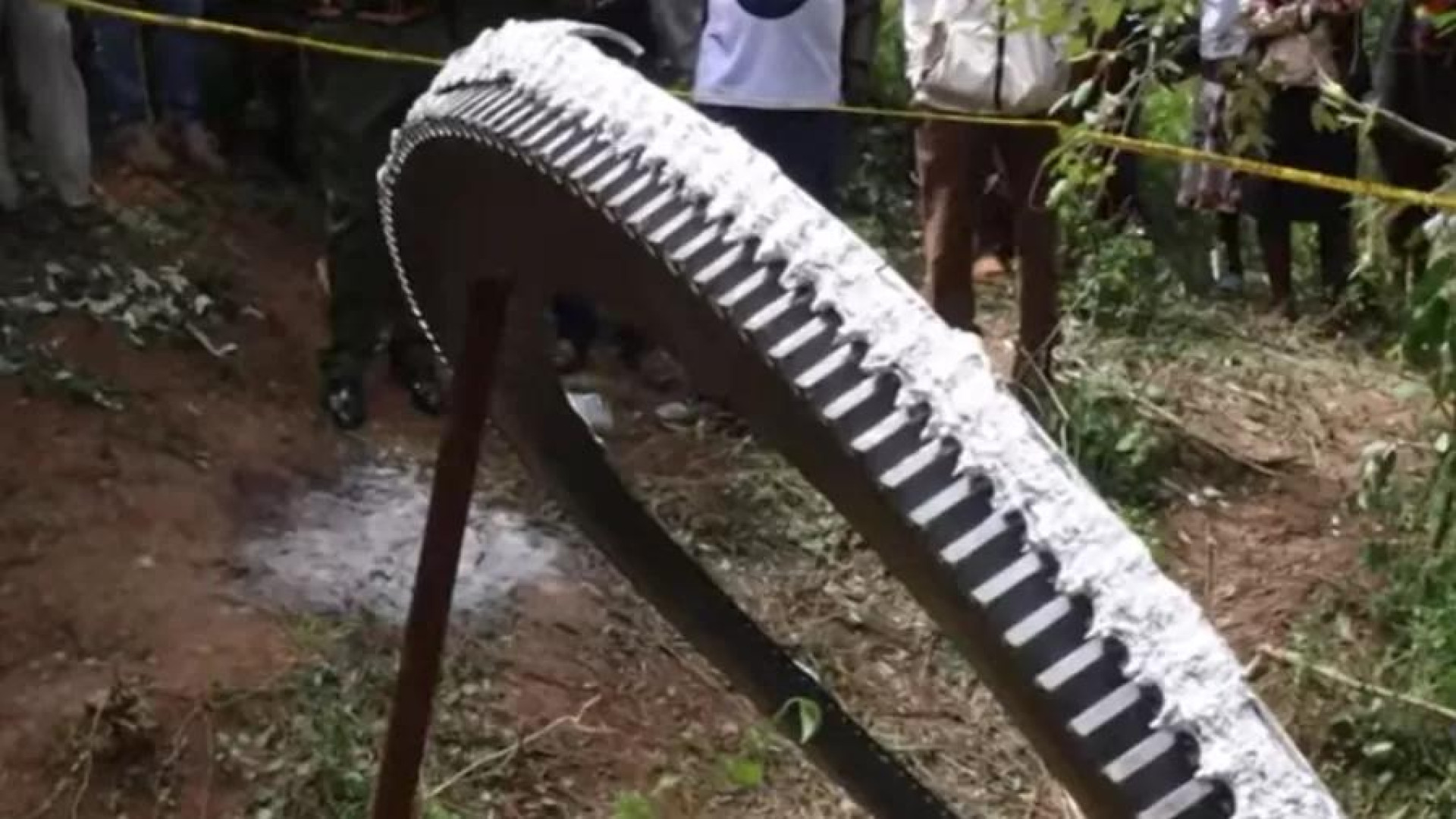 Objeto espacial de 500 kg cai em vila no Quênia e assusta moradores (Foto: Reprodução/KBS)