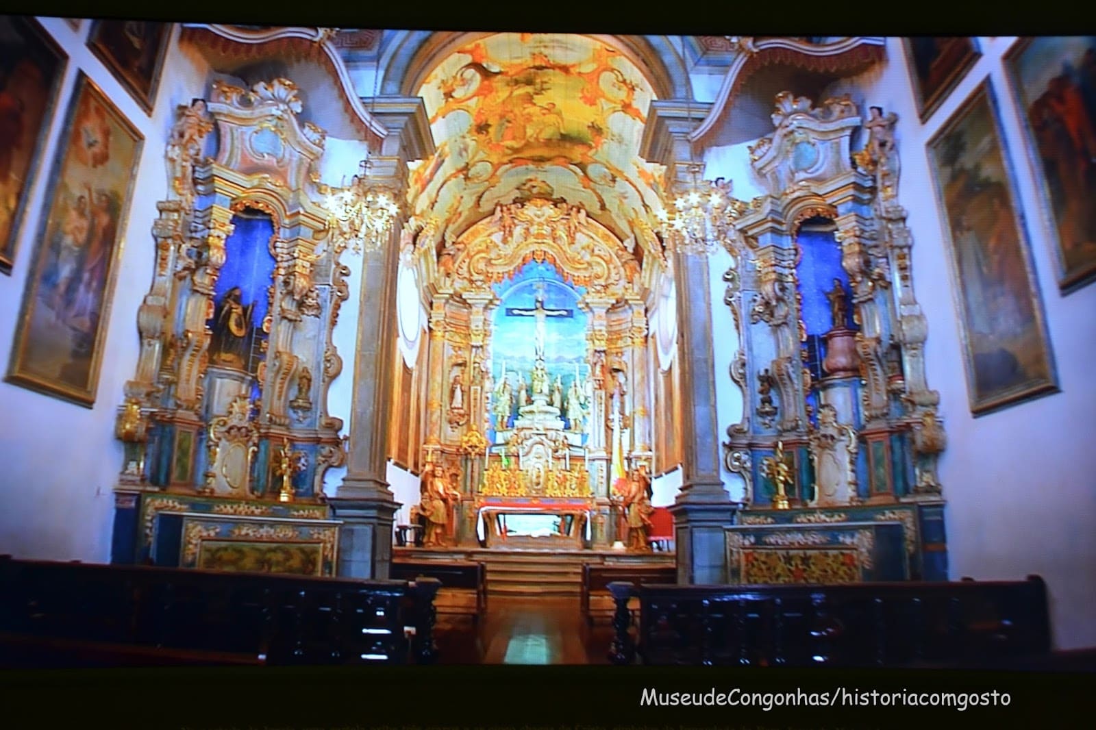 O artista digital Francisco Almendra é entusiasta de Aleijadinho. “Um patrimônio mundial. A maior expressão do barroco rococó está nas Américas. Um homem preto que superou todas as adversidades de uma época, declarou. Na foto, o altar de Bom Jesus do Matosinhos, em Congonhas. 