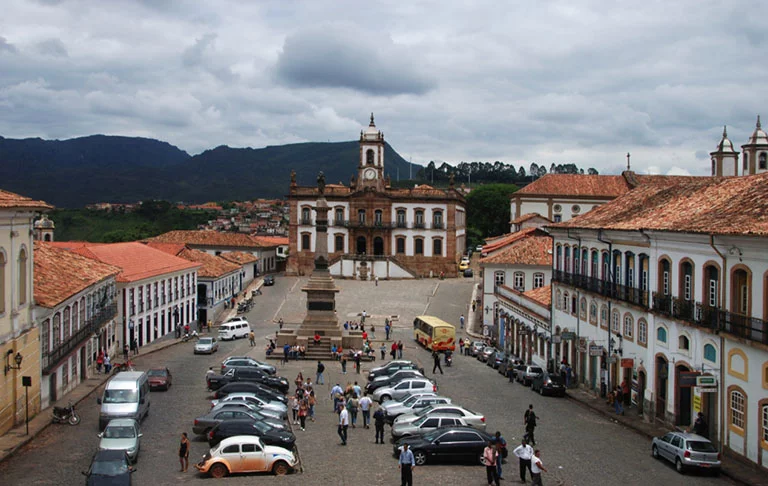 A cidade colonial de Ouro Preto, primeira do Brasil a receber o título de Patrimônio Mundial pela Unesco, abriga boa parte da produção artística de Aleijadinho. 