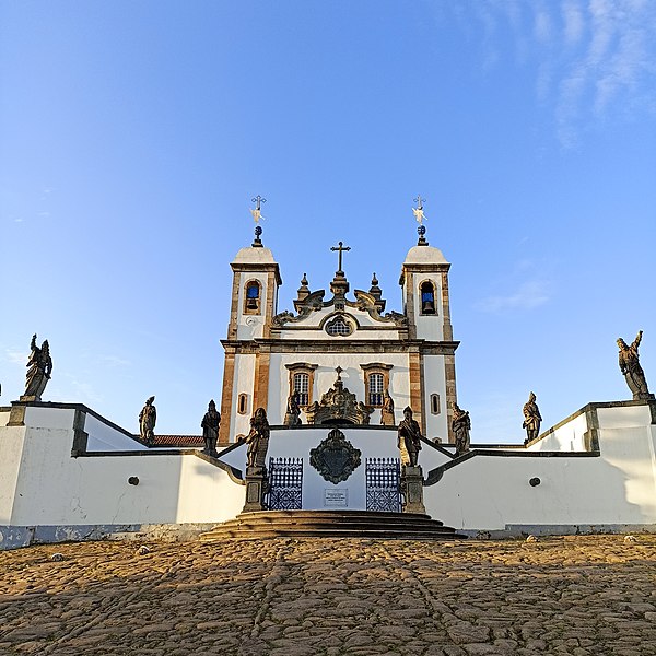 Mas é em Congonhas, distante pouco mais de 50 km de Ouro Preto, que está o conjunto do Santuário do Bom Jesus de Matosinhos, com as esculturas dos 12 Profetas e os Seis Passos da Paixão de Cristo. Ambos construídos pela oficina de Aleijadinho.