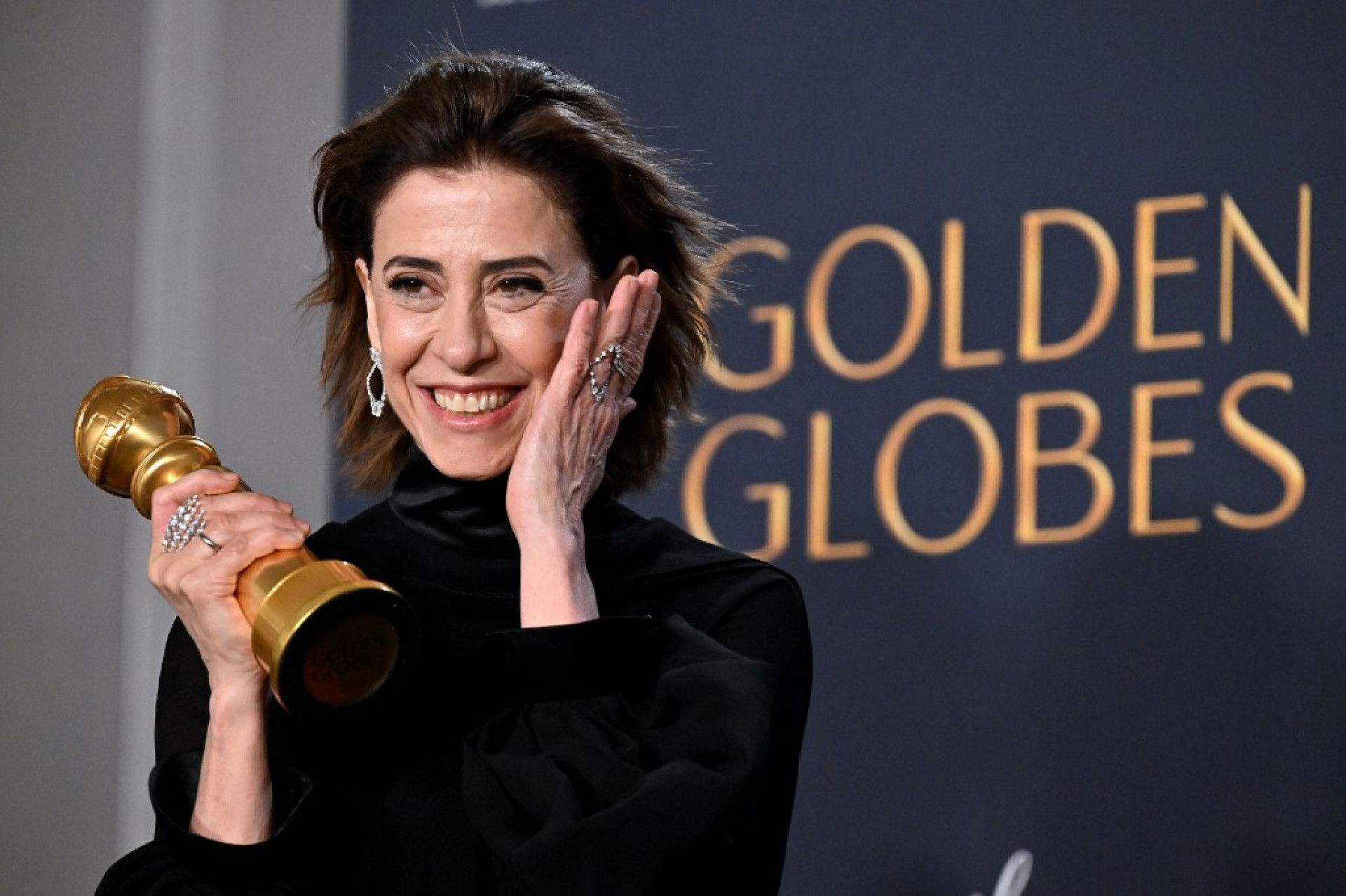 GLOBO DE OURO Fernanda Torres ganhou categoria de Melhor Atriz em Filme de Drama 
 (Foto: Robyn Beck / AFP)