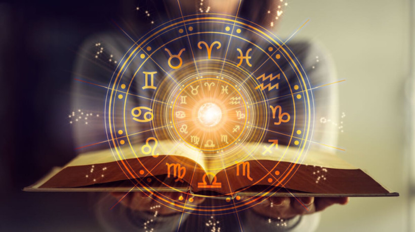 A astrologia traz informações dos arquétipos da humanidade (Imagem: Thanumporn Thongkongkaew | Shutterstock)