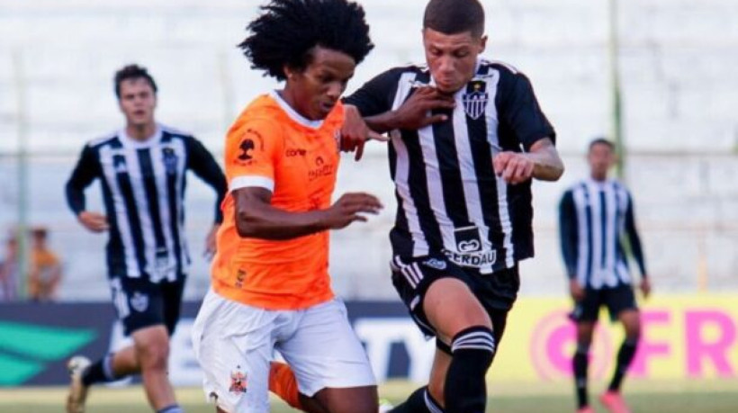 Um belo gol de Gabriel Pfeiffer no segundo tempo definiu a primeira vitória do Galo no Grupo 13 do torneio