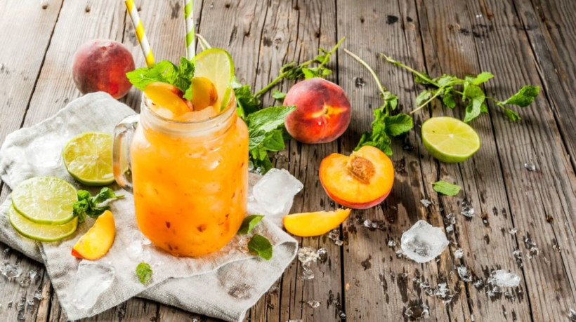 Suco detox de pêssego com limão, hortelã e gengibre (Imagem: Rimma Bondarenko | Shutterstock)