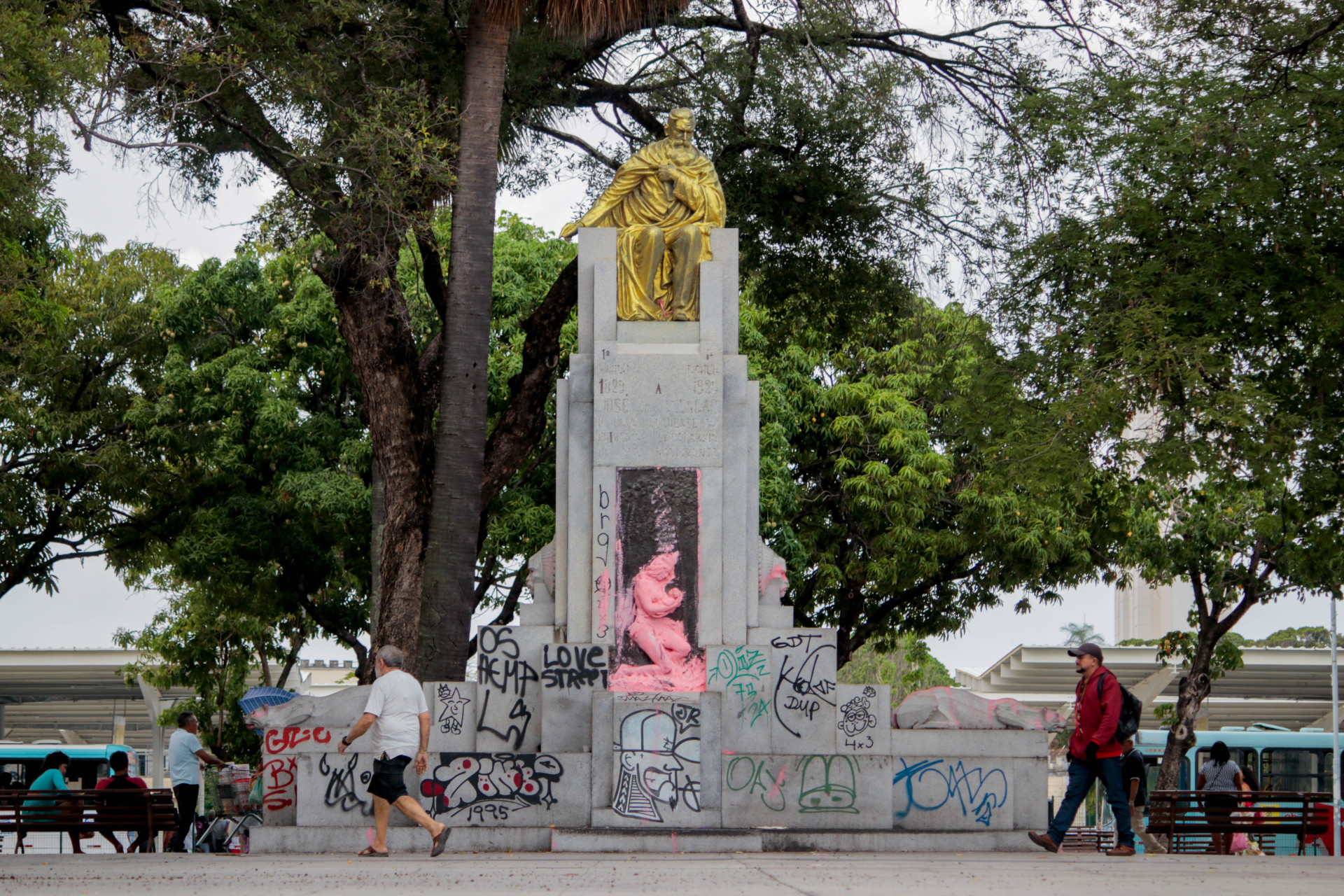 Vandalismo e falta de manutenção compromete monumento a José de Alencar em Fortaleza (Foto: Samuel Setubal)