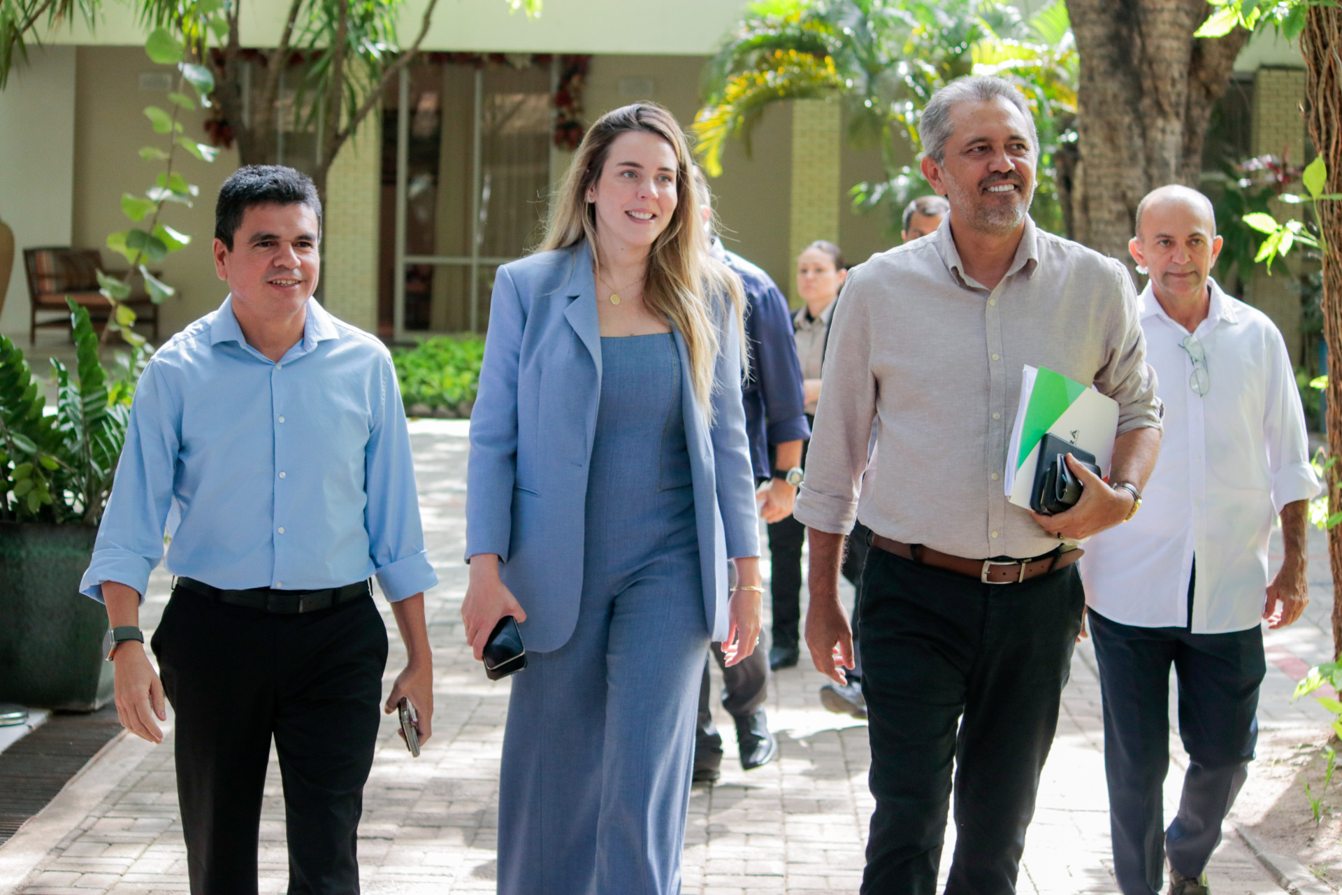 ￼SECRETÁRIO Chagas Vieira, governador Elmano de Freitas e a vice Jade Romero (Foto: Samuel Setubal)