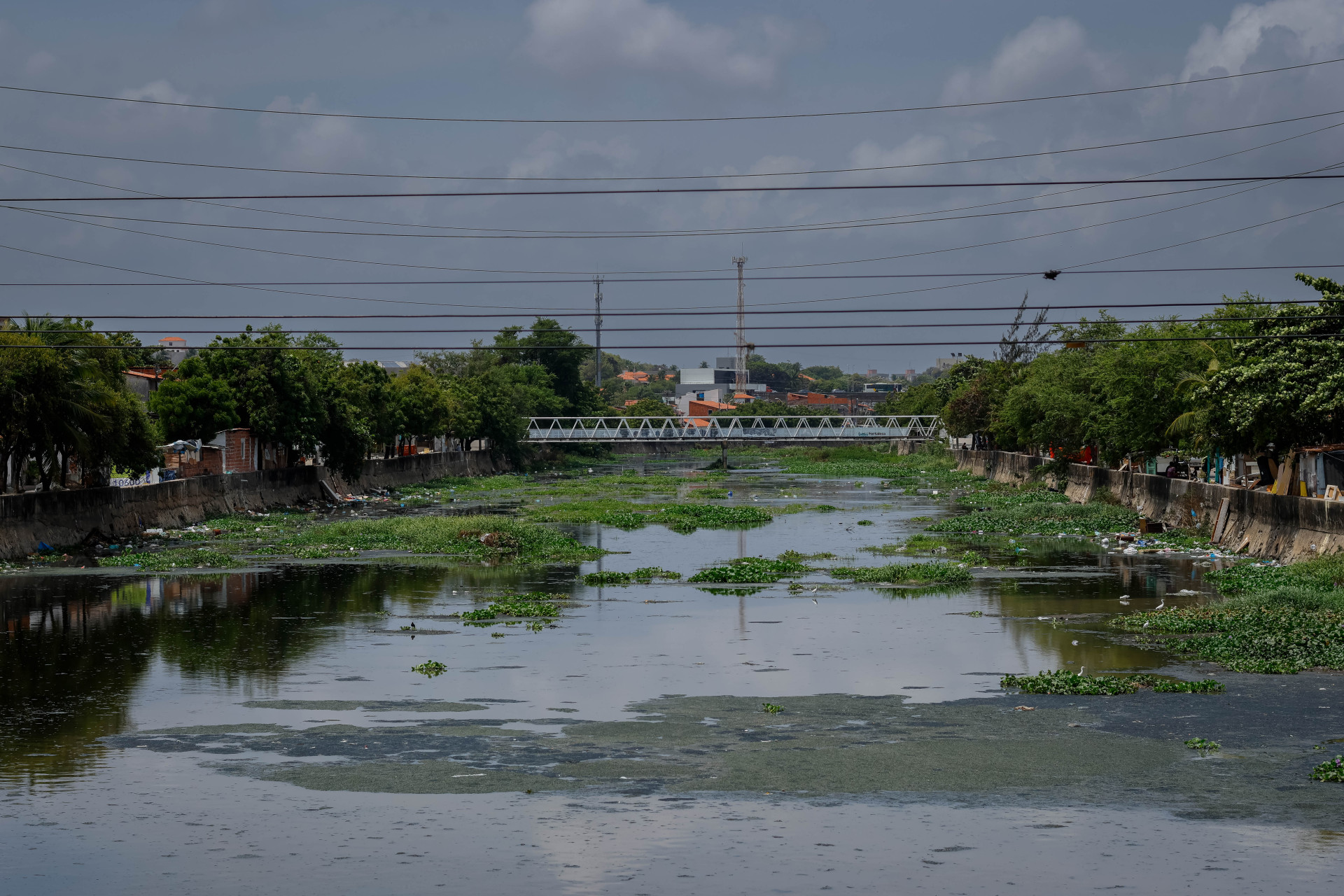 Limpeza de canais deveriam ter sido antecipadas como ação preventiva para escoamento da água das chuvas (Foto: AURÉLIO ALVES)