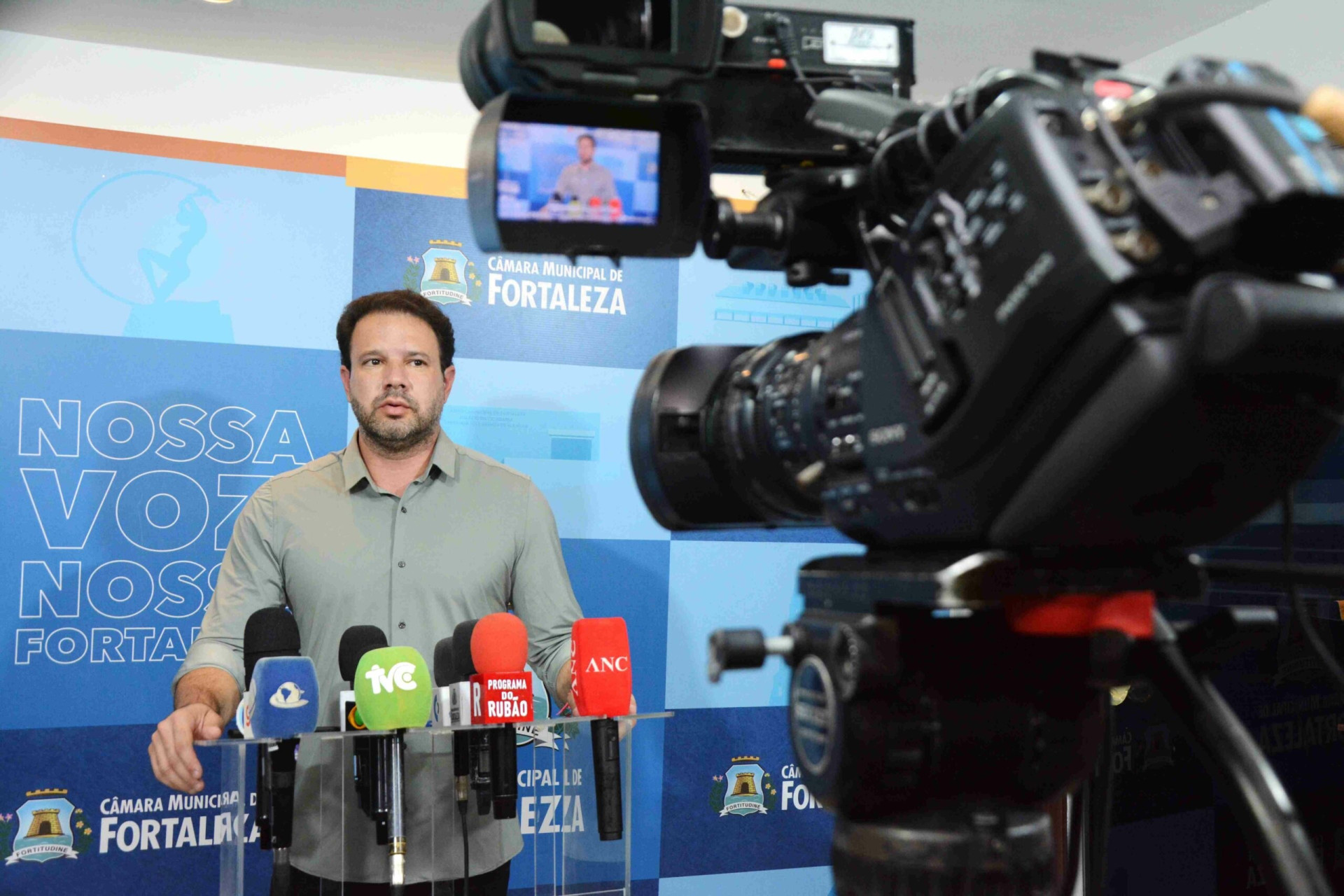 ￼VEREADOR Léo Couto, presidente da Câmara, anuncia sessãom para votar fim da Taxa do Lixo (Foto: Érika Fonseca/Câmara Municipal de Fortaleza/divulgação)