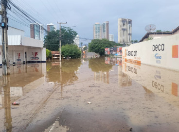 Chuvas atingiram comércios e residências, causando transtornos em diversas regiões de Juazeiro do Norte nesta semana 