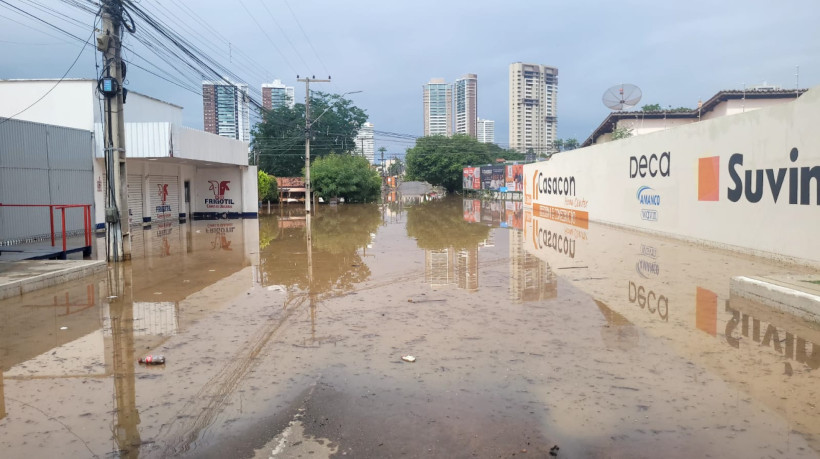 Chuvas atingiram comércios e residências, causando transtornos em diversas regiões de Juazeiro do Norte nesta semana