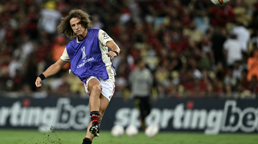 Zagueiro David Luiz em aquecimento antes do jogo Flamengo x Millonarios, no Maracanã, pela Copa Libertadores 2024