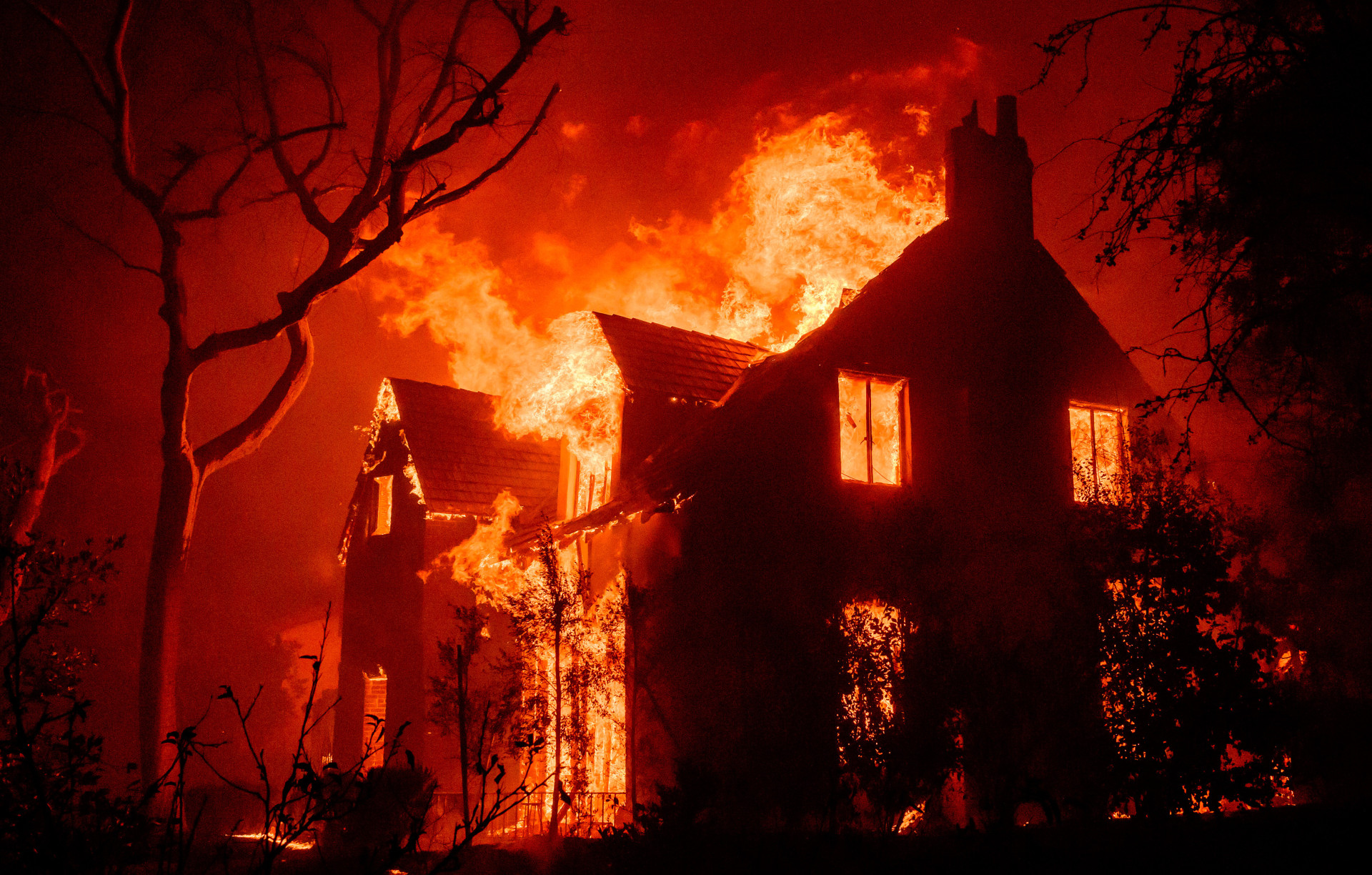 Uma casa queima durante o incêndio de Eaton na área de Altadena, no Condado de Los Angeles, Califórnia, em 8 de janeiro de 2025.
 (Foto: JOSH EDELSON / AFP)