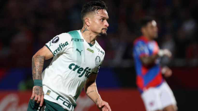 O jogador Artur, da SE Palmeiras, comemora seu gol contra a equipe do C Cerro Porteño, durante partida válida pela fase de grupos, da Copa Libertadores, no Estádio La Nueva Olla. (Foto: Cesar Greco/Palmeiras/by Canon)