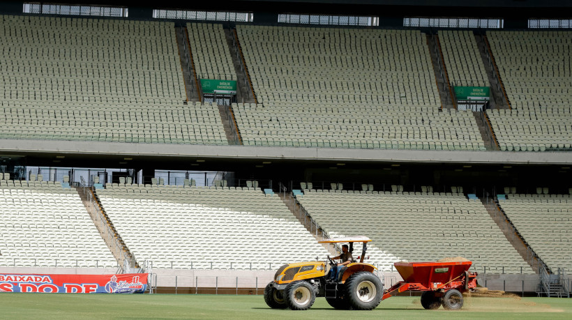 : Arena Castelão ainda passa por manutenção, com cuidados dos gramados.  