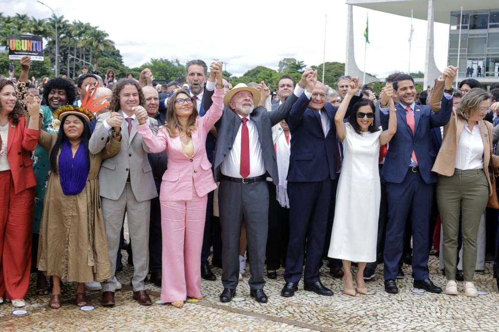 ￼AUTORIDADES na Praça dos Três Poderes em ato para marcar dois anos do 8 de janeiro(Foto: Sérgio Lima/AFP)