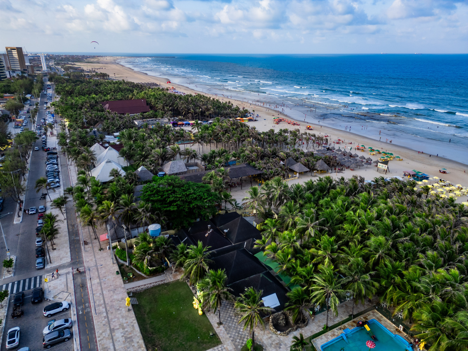 Barracas de praia contam com infraestrutura que inclui até pequenos parques aquáticos (Foto: FCO FONTENELE)