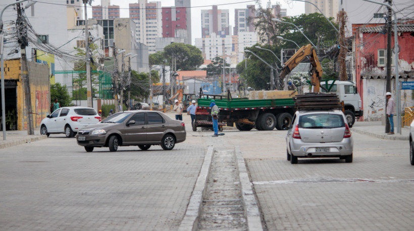 FORTALEZA, CEARÁ, BRASIL, 09-01-2024: Andamento das obras na Heráclito Graça, um trecho foi liberado para passagens de veículos. (Foto: Samuel Setubal/ O Povo)