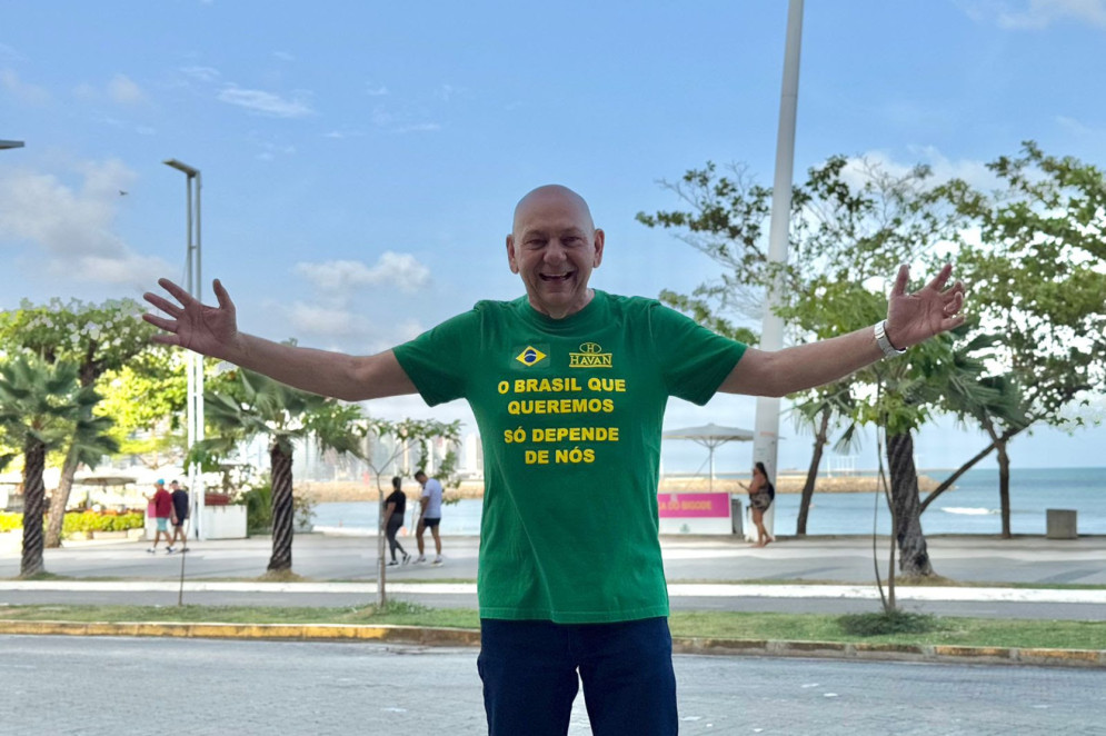 Luciano Hang em foto no calçadão da avenida Beira Mar, em Fortaleza(Foto: DIVULGAÇÃO)