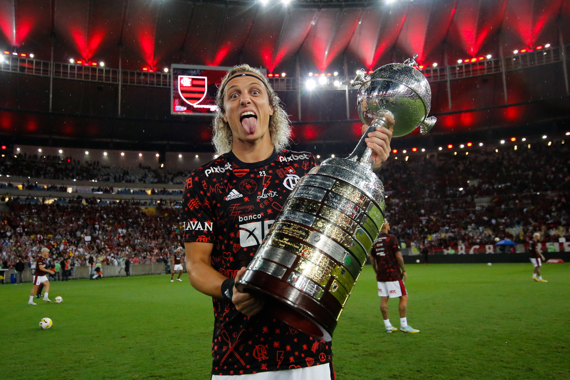 Zagueiro David Luiz com a taça da Copa Libertadores de 2022 (Foto: Gilvan de Souza/Flamengo)