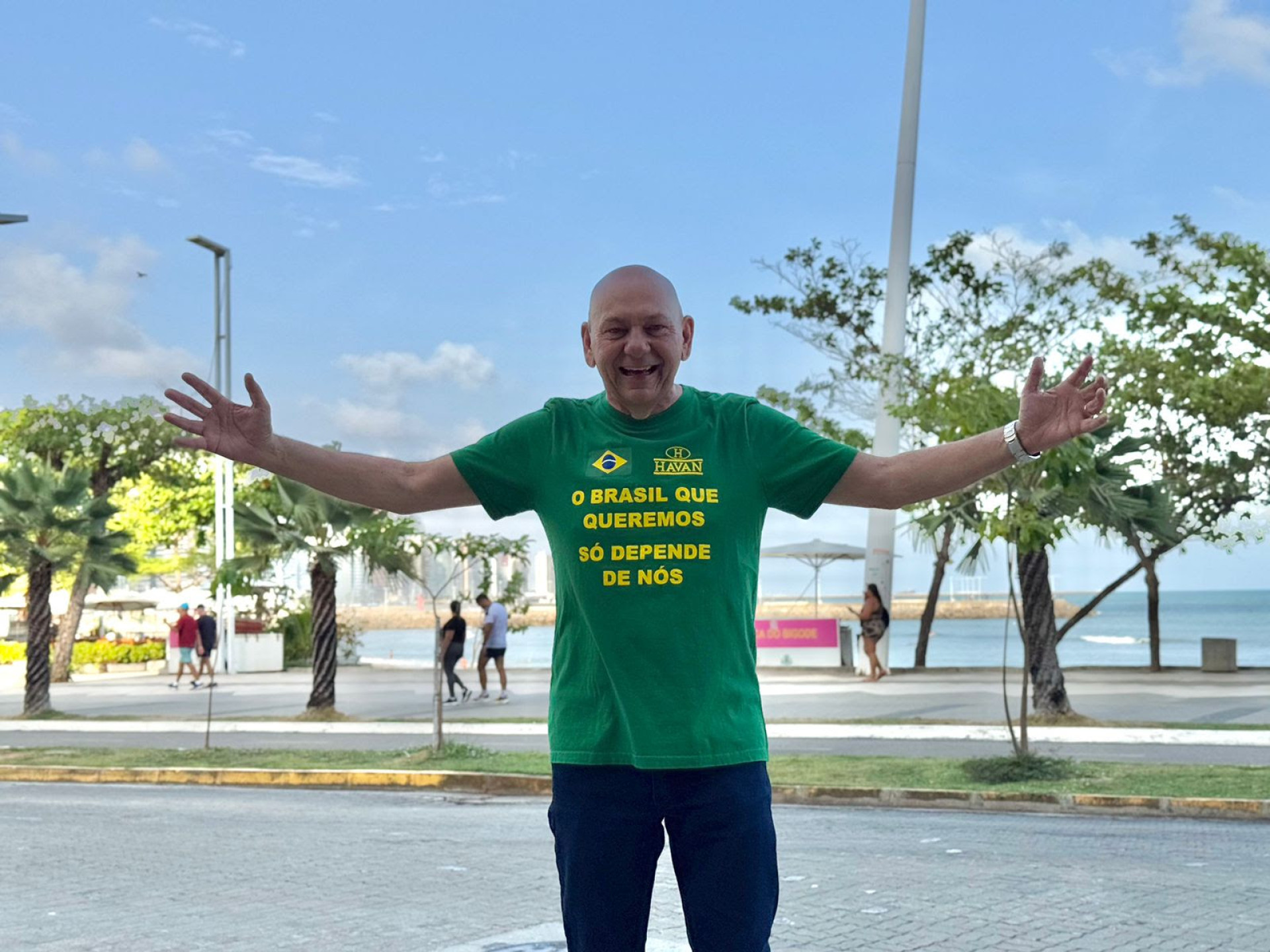 Luciano Hang em foto no calçadão da avenida Beira Mar, em Fortaleza (Foto: DIVULGAÇÃO)