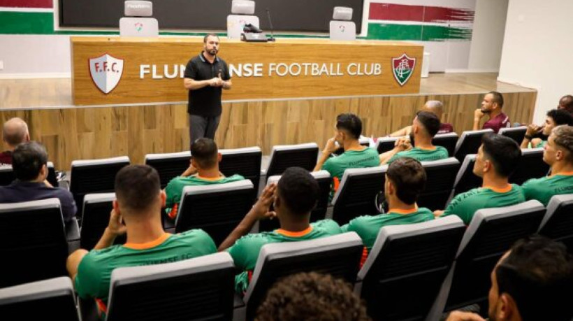 Com jogadores mais jovens e estrangeiros, Tricolor traça objetivo para equilibrar vácuo entre jovens da base e atletas experientes