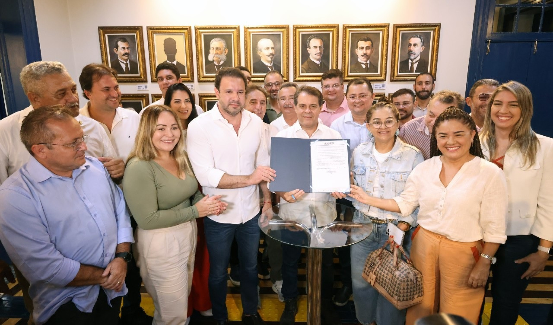 ￼EVANDRO Leitão recebeu vereadores para sanção da lei que acabou com a Taxa do Lixo (Foto: Marcos Moura/Prefeitura de Fortaleza)