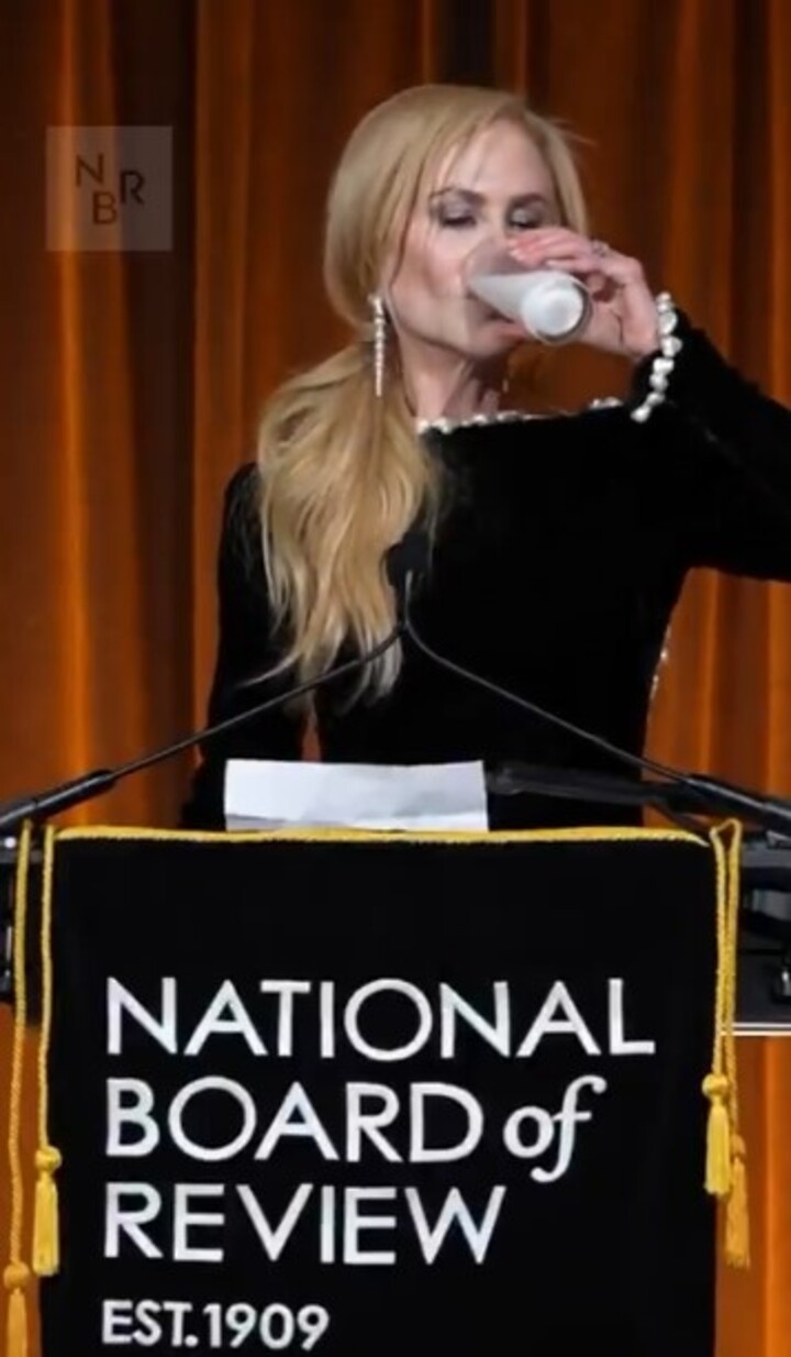 Nicole Kidman conquistou o troféu de melhor atriz no National Board of Review de 2025 por seu papel em “Babygirl”. E em seu discurso de agradecimento, a atriz fez um brinde especial, virando de uma única vez um copo de leite, em menção direta a uma cena marcante do longa-metragem da diretora Halina Reijn. 
