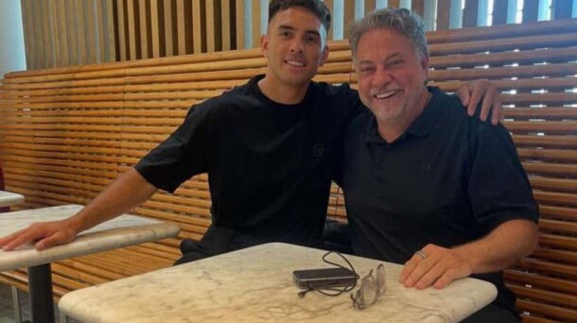 Mandatário posta foto com o argentino no aeroporto, antes da viagem para os Estados Unidos, onde o Tricolor disputa a FC Series 