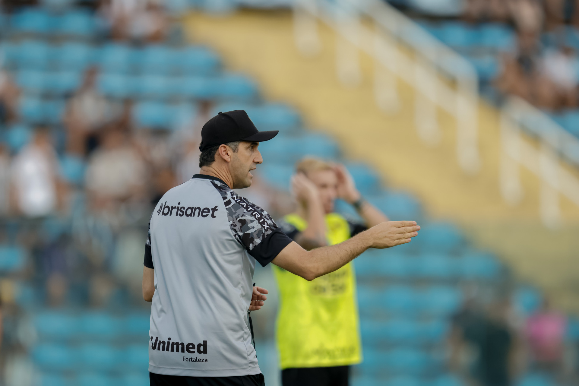 Léo Condé, com Pedro Henrique ao fundo, durante treino aberto do Ceará (Foto: AURÉLIO ALVES)